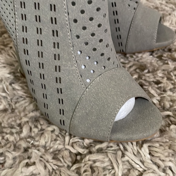 Womans size 7 mid calf boot! Color -light gray back zipper - Picture 2 of 6